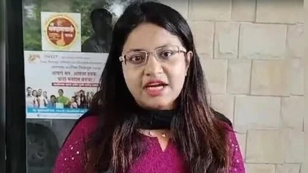 IAS पूजा खेडकर के घर पर चलेगा बुलडोजर! पुणे नगर निगम ने अवैध अतिक्रमण का दिया नोटिस