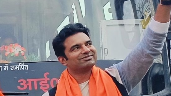 पूजा खेडकर विवाद के बीच एक और पूर्व IAS के विकलांगता दावे पर उठे सवाल, X पर पोस्ट कर दी सफाई