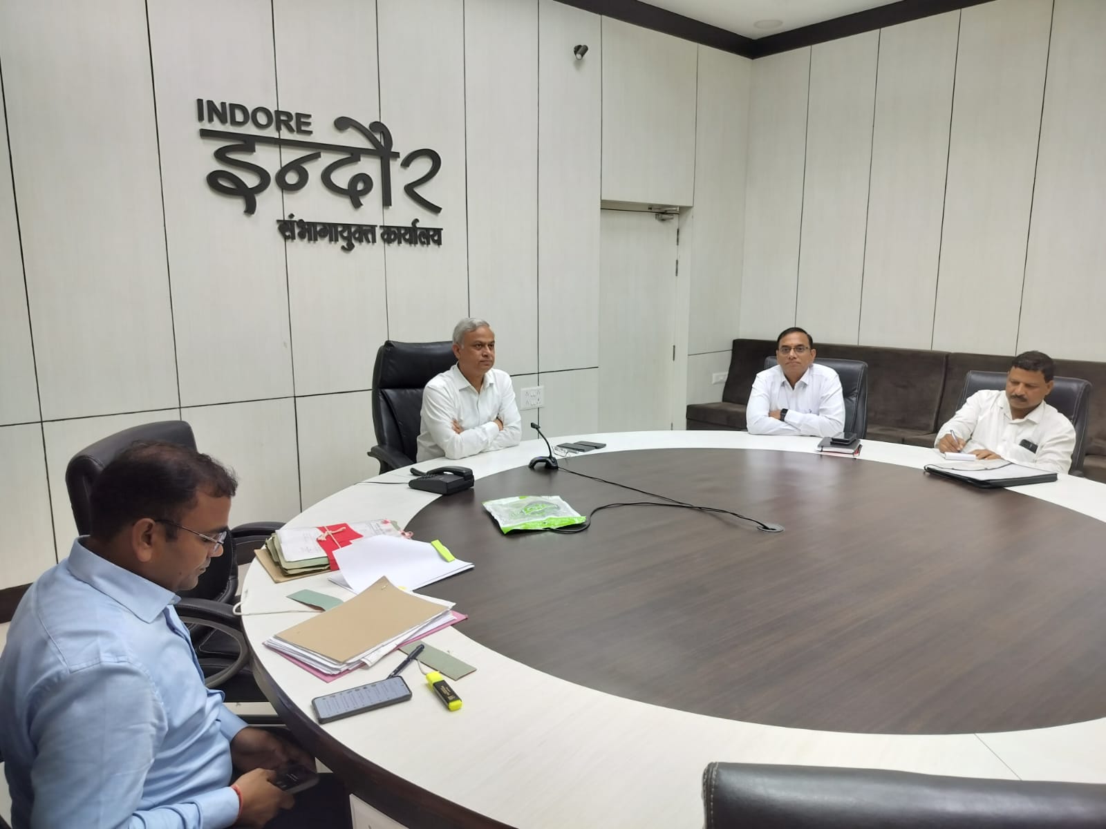 तीन सदस्यीय दल को उज्जैन और काशी विश्वनाथ मंदिर के विकास एवं प्रबंधों के DPR अध्ययन हेतु भेजने के संभागायुक्त ने दिए निर्देश