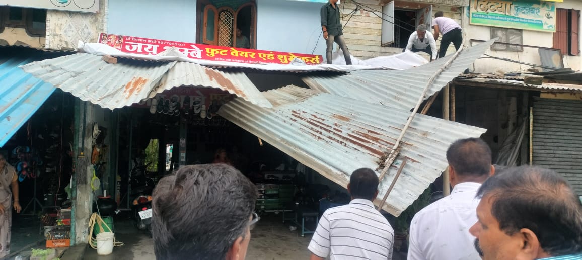 जिला प्रशासन एवं नगर निगम की संयुक्त टीम ने खंडवा रोड़ से हटाये अतिक्रमण, दुकानदारों पर भी लगाया जुर्माना