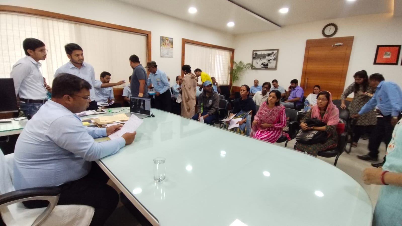 आयुक्त द्वारा निगम मुख्यालय में की गई जनसुनवाई, 35 आवेदन हुए प्राप्त