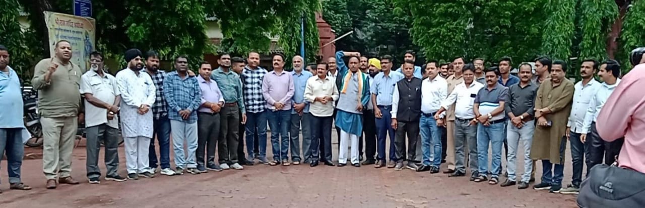 पेपर लीक कांड मैं दोषियों पर कार्रवाई की मांग को लेकर देवी अहिल्या विश्वविद्यालय का घेराव
