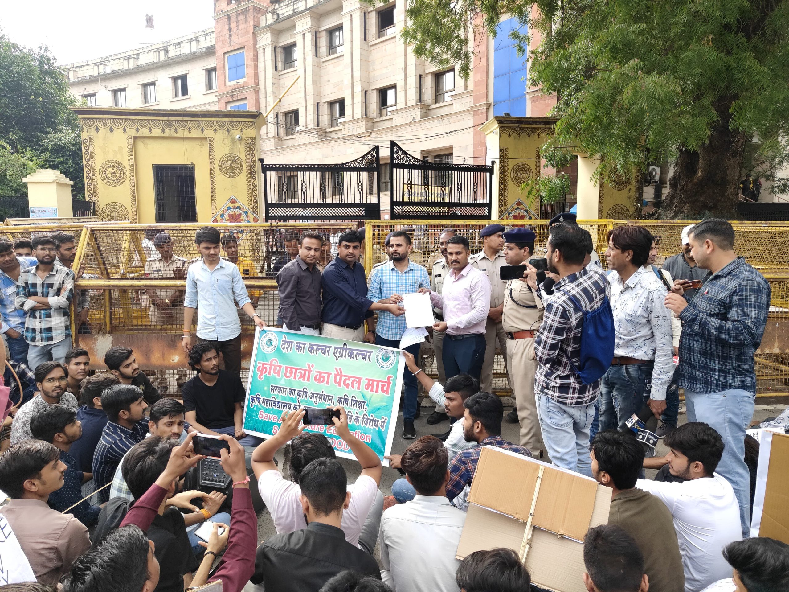 इंदौर में गुस्साए कृषि छात्रों ने मुख्यमंत्री व केंद्रीय कृषि मंत्री के नाम सौंपा ज्ञापन