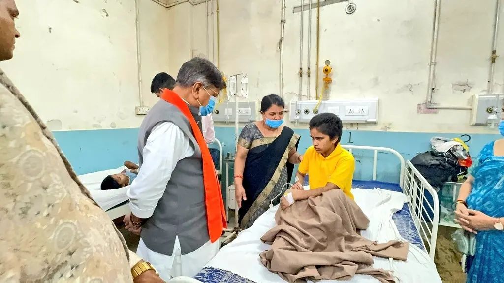 युगपुरुष धाम के बीमार बच्चों का हाल जानने अस्पताल पहुंचे विजयवर्गीय