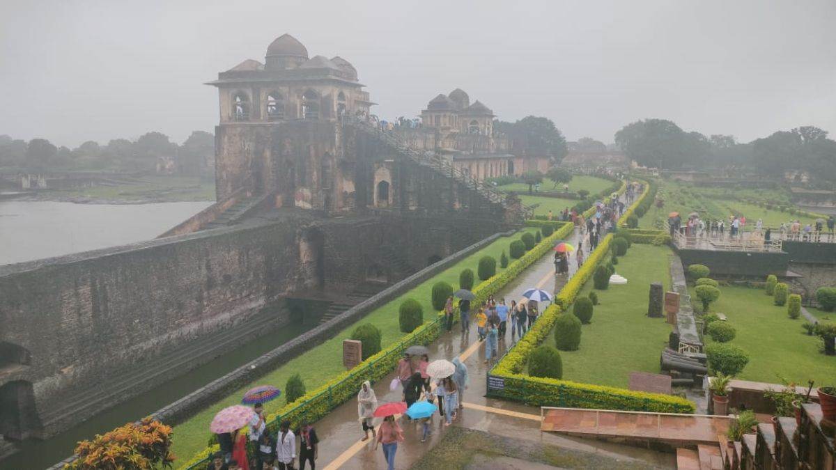 मांडू में मानसून का जादू : हरे-भरे पहाड़ों और ऐतिहासिक महलों ने मोहा पर्यटकों का मन