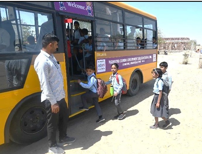 'अदाणी फाउंडेशन' के प्रयासों से बदल रही है कई स्कूलों की तस्वीर