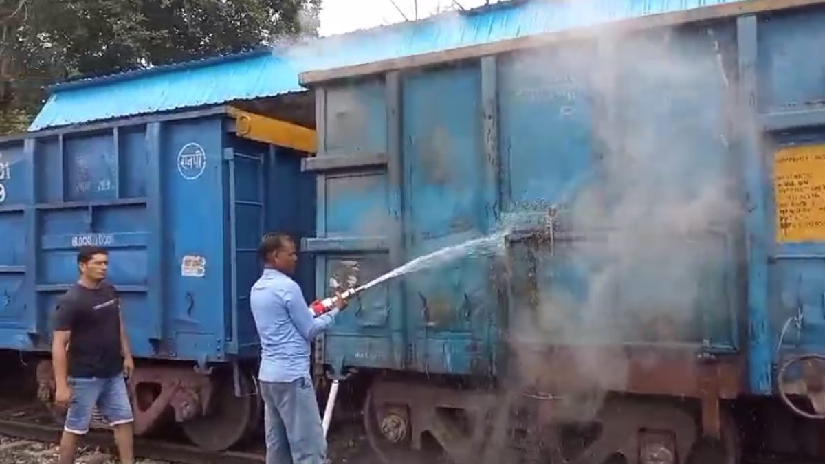 बैतूल में कोयले से भरी मालगाड़ी के डिब्बे में लगी आग, ओएचई की बिजली सप्लाई बंद, टला बड़ा हादसा