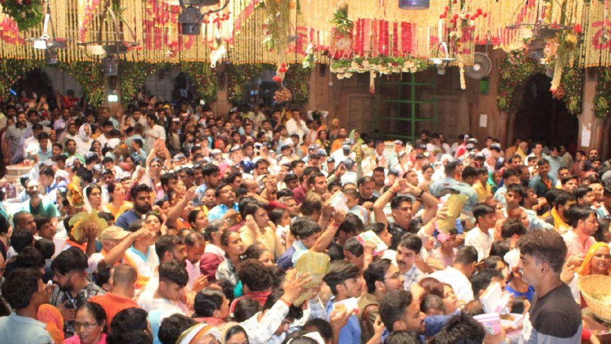 ठाकुर बांकेबिहारी मंदिर में श्रद्धालुओं की भारी भीड़, दम घुटने से वृद्ध श्रद्धालु की मौत
