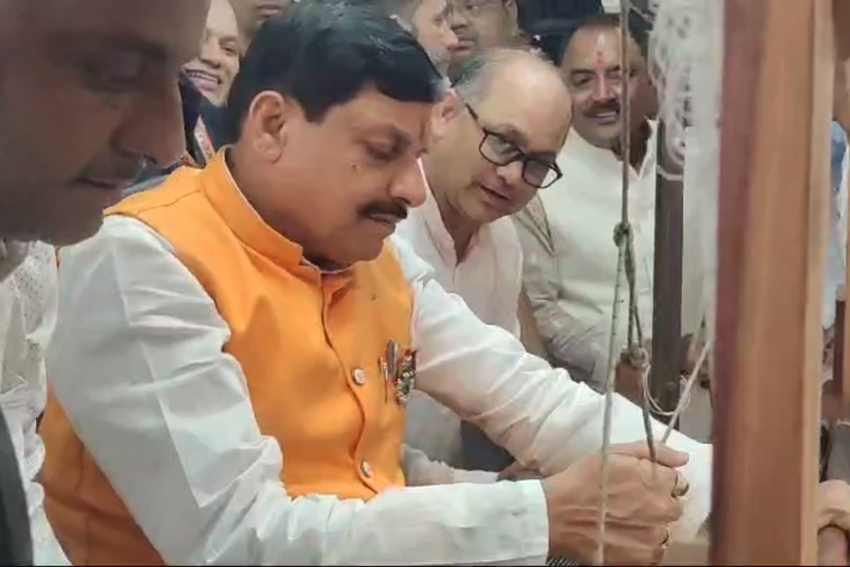 CM यादव का चंदेरी में दिखा अलग अंदाज, बुनकरों से सीखा हथकरघा चलाना, देखे Video