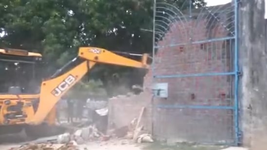 अयोध्या रेप कांड में योगी सरकार का एक्शन, आरोपी SP नेता की प्रॉपर्टी चला बुलडोजर, बेकरी सील