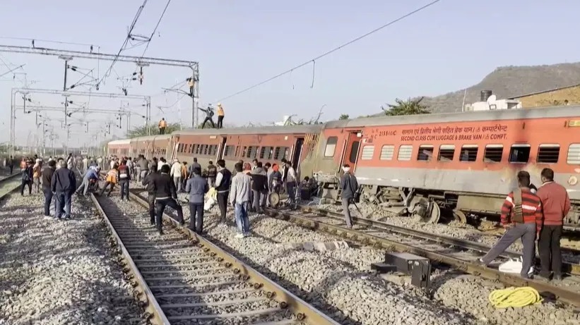 Train Accident: आधी रात में दो रेल हादसे, कानपुर में पटरी से उतरी साबरमती एक्सप्रेस, वही दूसरी ओर सिलीगुड़ी में मालगाड़ी हुई बेपटरी