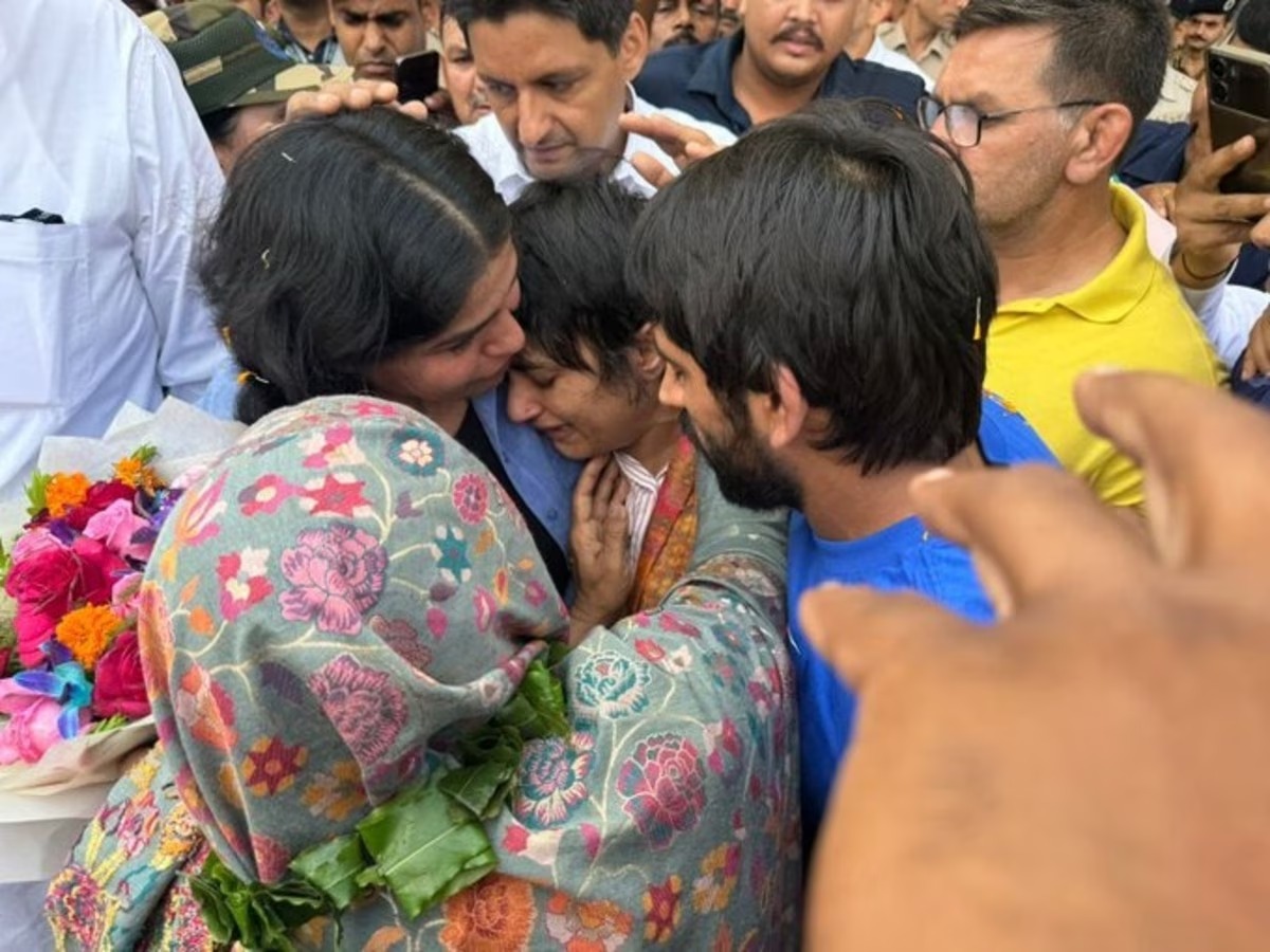 विनेश फोगाट पेरिस से पहुंची दिल्ली, एयरपोर्ट पर हुआ भव्य स्वागत, बजरंग-साक्षी से मिलकर हुईं इमोशनल