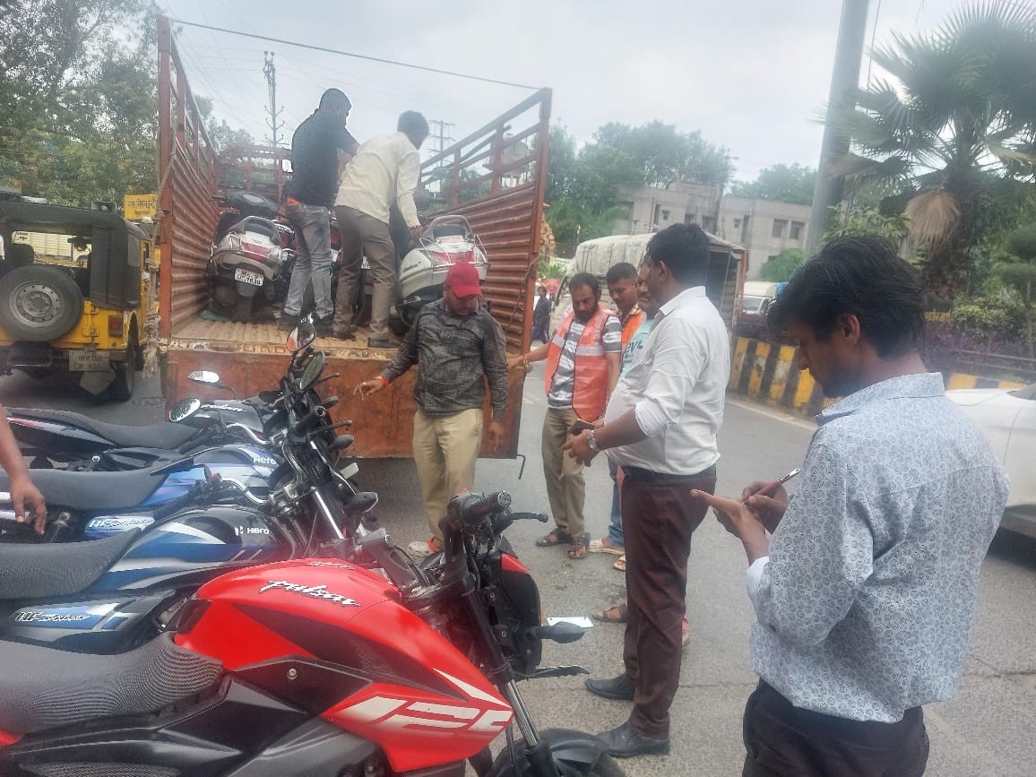 जिला प्रशासन की कड़ी कार्रवाई, सड़कों पर अतिक्रमण करने पर 10 दुकानें सील