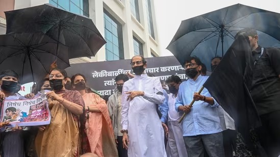 बदलापुर कांड पर सियासी पारा हाई! हाथों में काली पट्टी बांधकर उद्धव ठाकरे सहित MVA के नेताओं ने किया प्रदर्शन