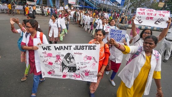 कोलकाता में नबन्ना मार्च: उग्र हुआ छात्रों का प्रदर्शन, बैरिकेड को तोड़ा, पुलिस ने आंसू गैस के गोले दागे