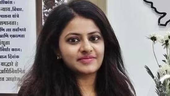 IAS पूजा खेडकर को बड़ी राहत, दिल्ली HC ने पूर्व गिरफ्तारी की रोक बढ़ाई