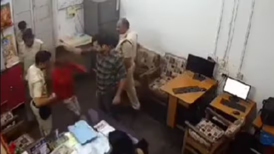 MP : महिला दरोगा की हैवानियत, दादी और नाबालिग बेटे को बेरहमी से पीटा, 6 पुलिसकर्मी सस्पेंड