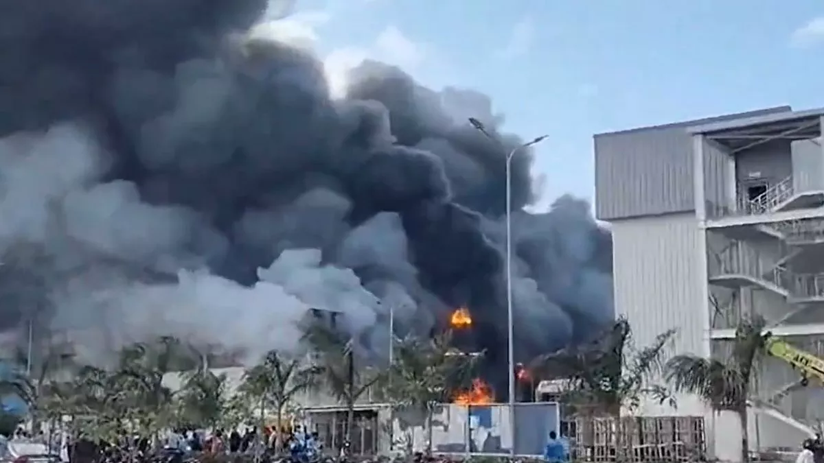 अचानक TATA इलेक्ट्रॉनिक्स प्लांट में लगी भीषण आग, 1500 कर्मचारी... - Suddenly a huge fire broke out in TATA Electronics plant, 1500 employees...