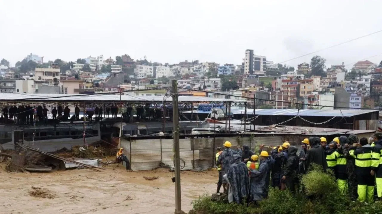 नेपाल में बाढ़ और भूस्खलन से तबाही, 112 लोगों की मौत, सैकड़ों घर डूबे