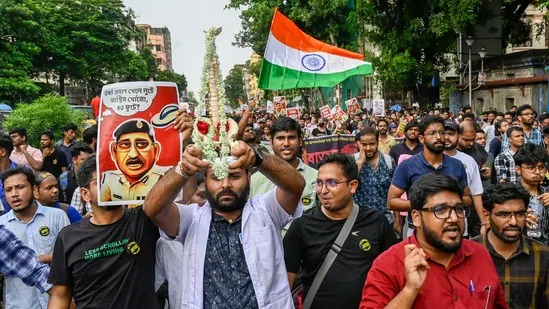 कोलकाता केस : डॉक्टरों का लगातार प्रदर्शन जारी, पुलिस कमिश्नर को गिफ्ट किया रीड की हड्डी