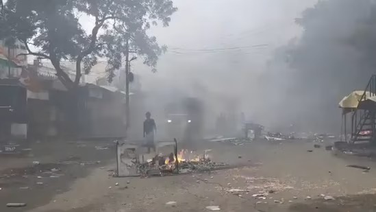 तेलंगाना: आदिवासी महिला के साथ रेप की कोशिश, भड़के लोग, घरों और दुकानों में लगाई आग