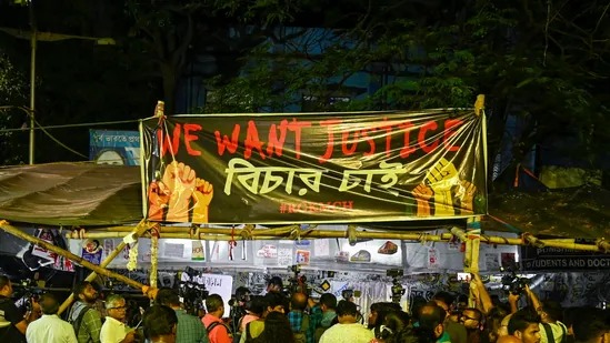 '400 पुलिसवालों ने हमें घेर लिया, जबरन दाह-संस्कार...,' कोलकाता रेप की पीड़िता के पिता ने किया बड़ा दावा