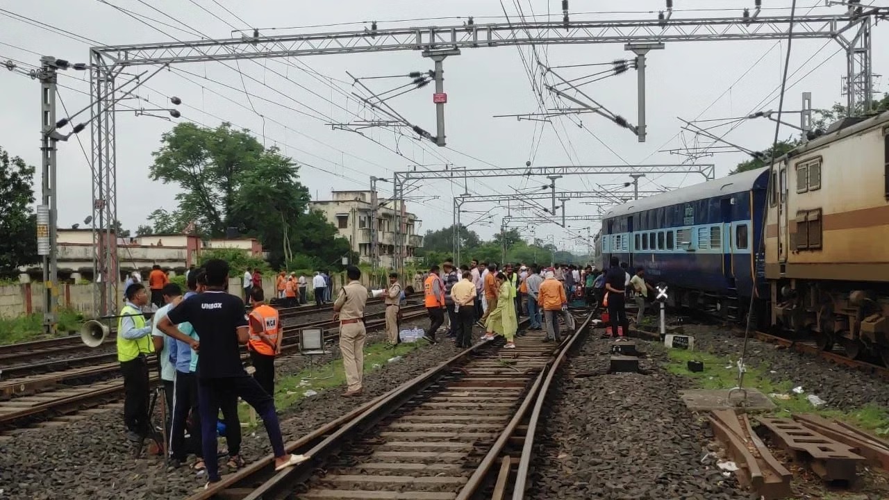 जबलपुर में सोमनाथ एक्सप्रेस के 2 डिब्बे पटरी से उतरे, यात्रियों में दहशत