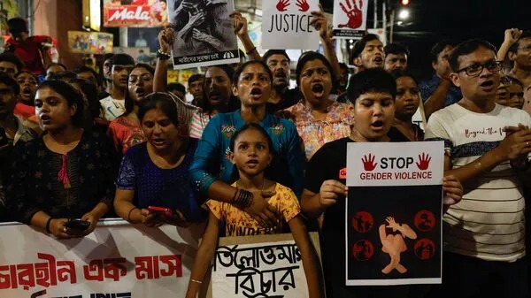 कोलकाता रेप-हत्याकांड: पीड़िता के पिता का ममता बनर्जी पर हमला, कहा- और भी लोग शामिल..