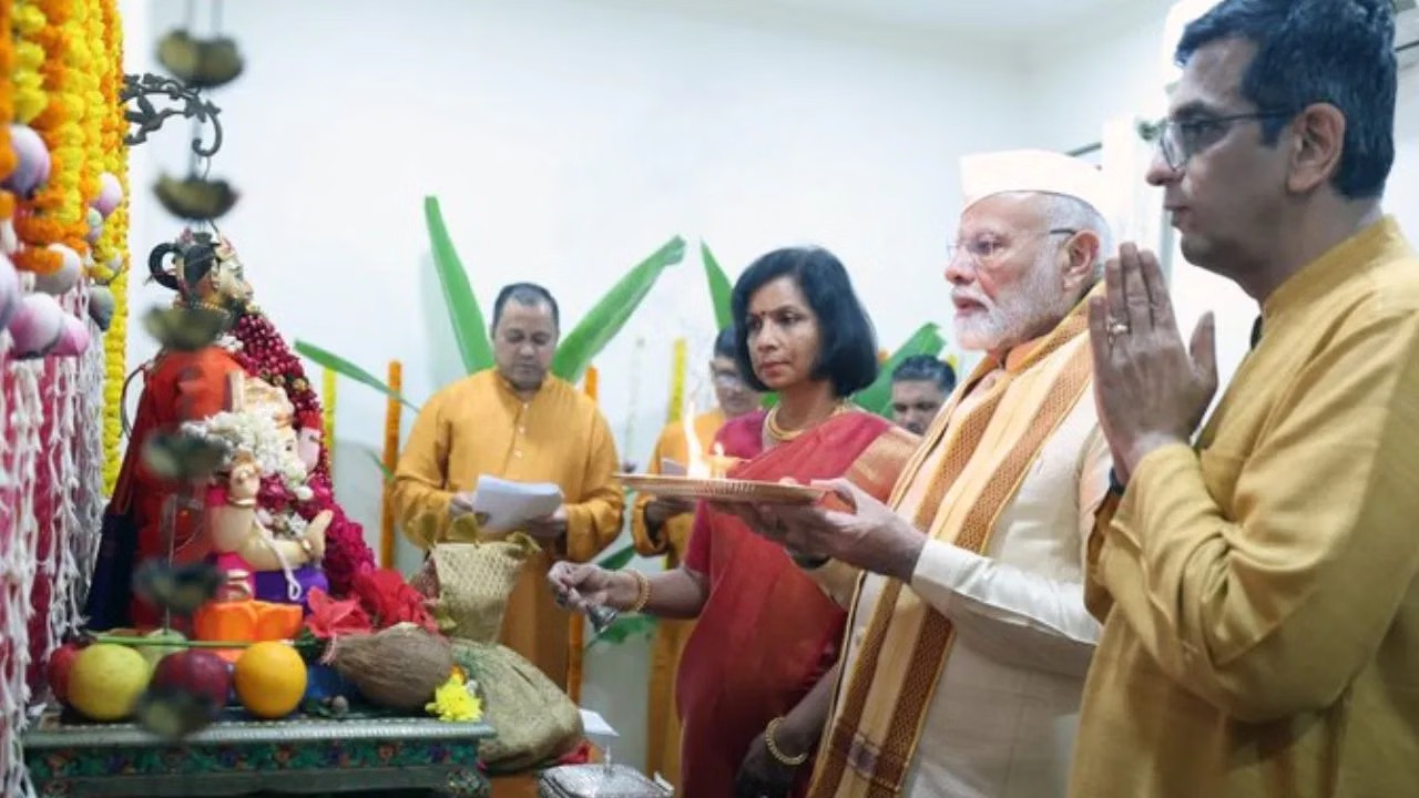 PM मोदी के CJI के घर पूजा करने पर विवाद, BJP ने विपक्ष को दिलाई इफ्तार पार्टी की याद