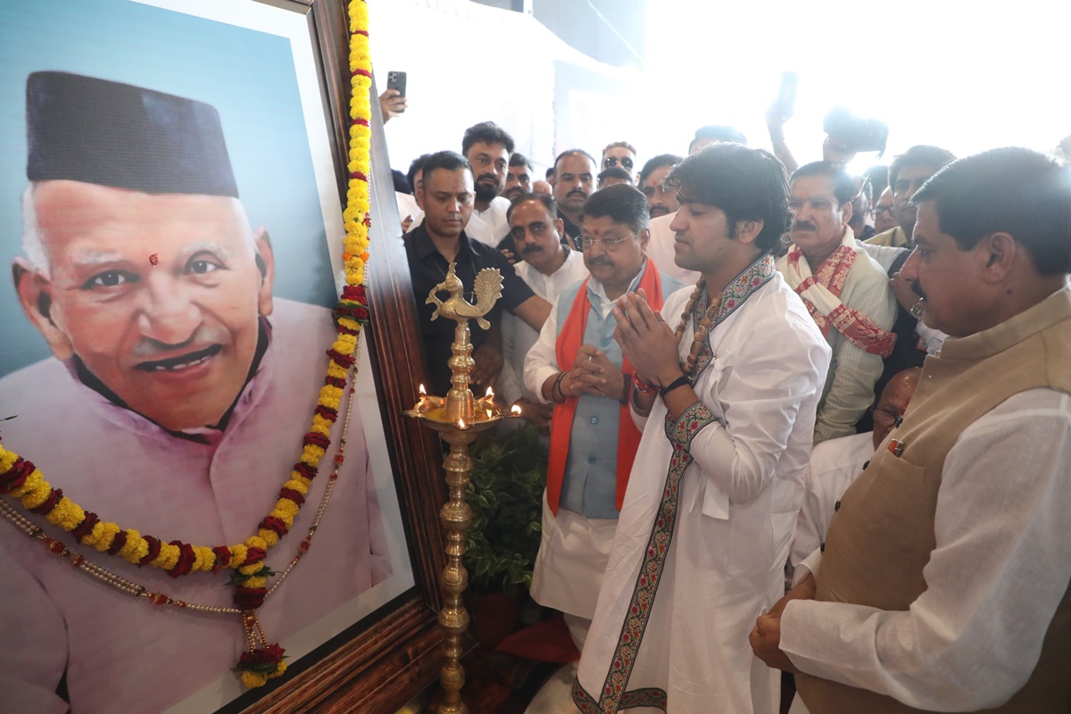 उज्जैन पहुंचे पंडित धीरेंद्र शास्त्री, CM के स्वर्गीय पिता को दी श्रद्धांजलि