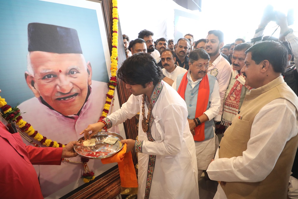 उज्जैन पहुंचे पंडित धीरेंद्र शास्त्री, CM के स्वर्गीय पिता को दी श्रद्धांजलि