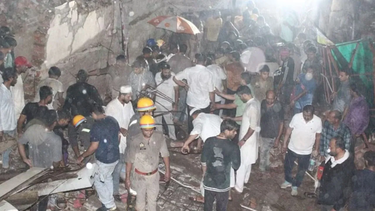 बरिश के चलते मेरठ में बड़ा हादसा, भरभराकर गिरा दो मंजिला मकान, हादसे में 10 की मौत