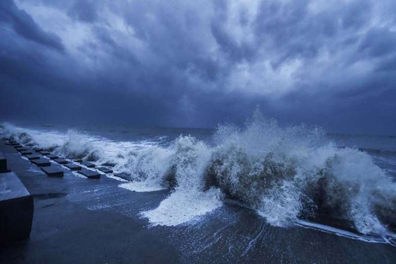 Cyclone Dana: ओडिशा-बंगाल में 'दाना' तूफान ने मचाई तबाही! 500 से ज्यादा ट्रेनें रद्द, 16 घंटे तक उड़ानों पर रोक