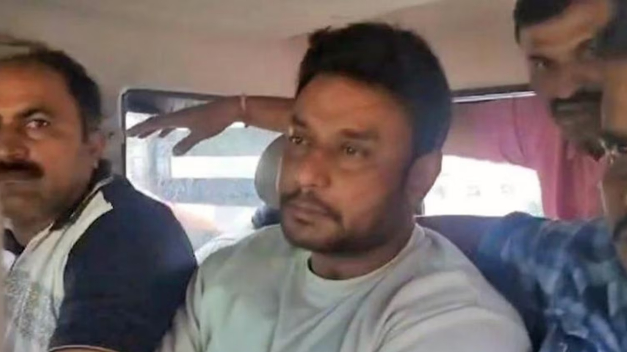 जेल में बंद एक्टर को डरा रहा फैन का भूत, रात को चीखने-चिल्लाने का दावा