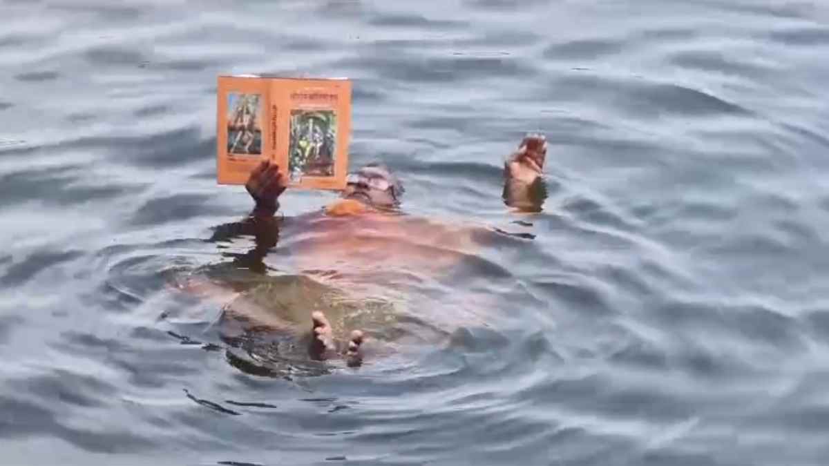 Ashok Dayama: 35 साल से पद्मासन लगाकर तालाब में रामचरित मानस का पाठ कर रहा ये शख्स, विरासत में मिली है यह कला