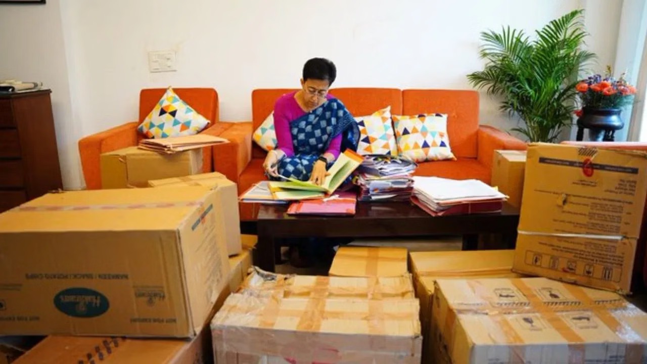 Delhi: दिल्ली में मुख्यमंत्री आवास सील, घर के सोफे से सरकार चला रही हैं सीएम आतिशी