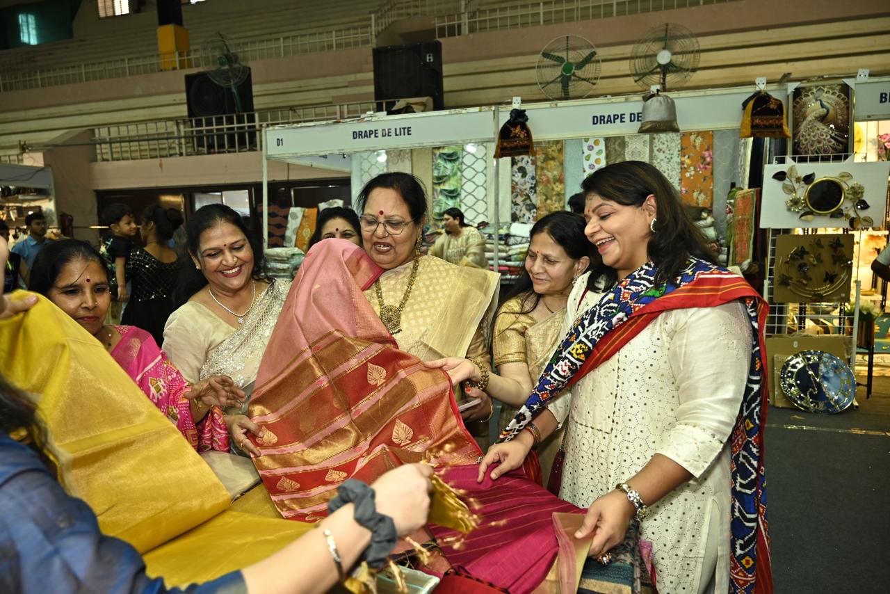 कपड़े, गहनों से लेकर घर सजावट तक का सामान उपलब्ध... फुड कॉर्नर पर इंदौरी स्वाद भी