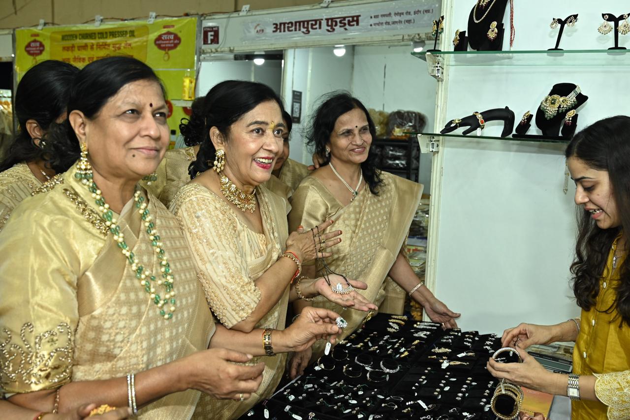 कपड़े, गहनों से लेकर घर सजावट तक का सामान उपलब्ध... फुड कॉर्नर पर इंदौरी स्वाद भी