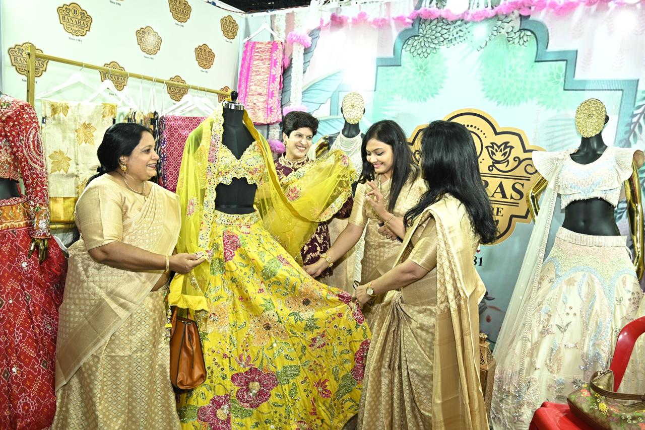 कपड़े, गहनों से लेकर घर सजावट तक का सामान उपलब्ध... फुड कॉर्नर पर इंदौरी स्वाद भी