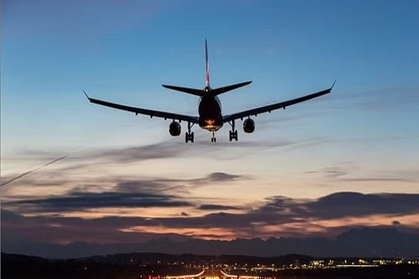 Flight Ticket: दीपावली पर घर जाने वालों के लिए गुड न्यूज, हवाई सफर हुआ सस्ता, घरेलु उड़ानों पर कम हुआ किराया