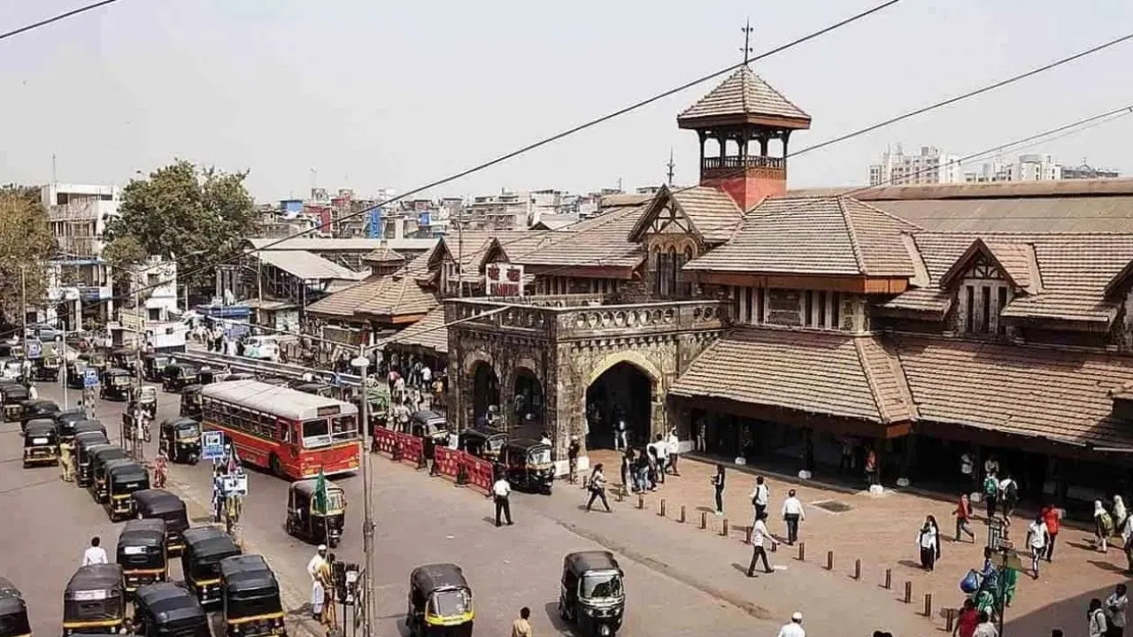 Mumbai : मुंबई के बांद्रा स्टेशन पर मची भगदड़, 10 लोग घायल, दिवाली पर गोरखपुर जा रहे थे यात्री