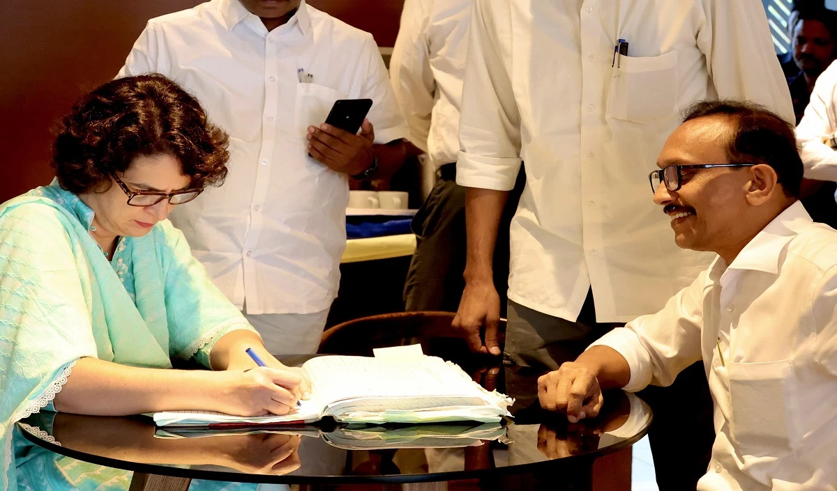 Priyanka Gandhi Nomination: Wayanad से प्रियंका ने दाखिल किया नामांकन, राहुल-सोनिया गांधी भी रहे मौजूद