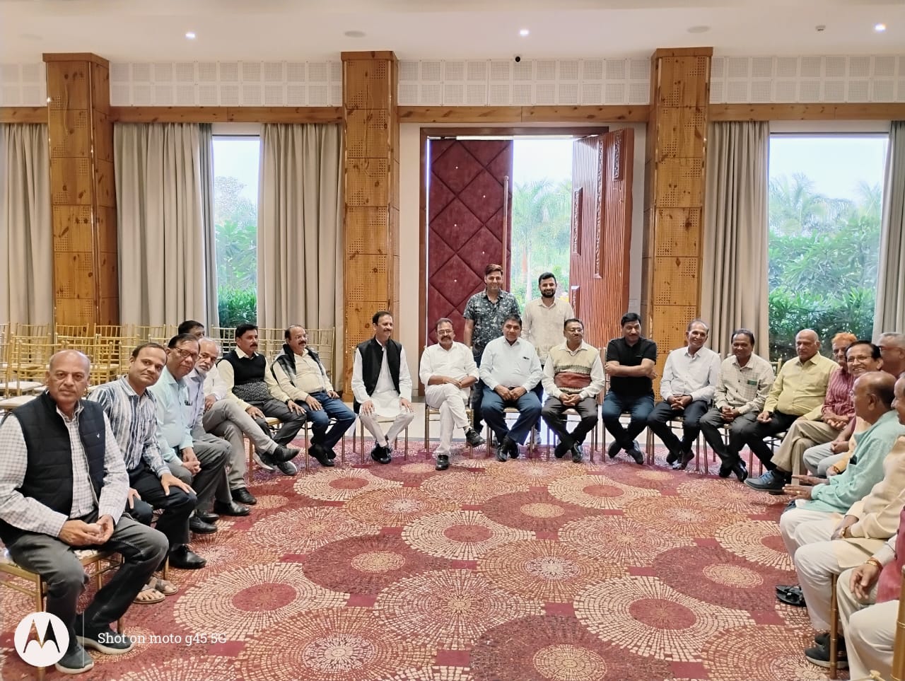 कृषि महाविद्यालय इंदौर के पूर्व छात्रों की ऐतिहासिक पुनर्मिलन: दिलीप डंडीर के स्नेहपूर्ण आयोजन में रजत और शिवानी का भव्य विवाह