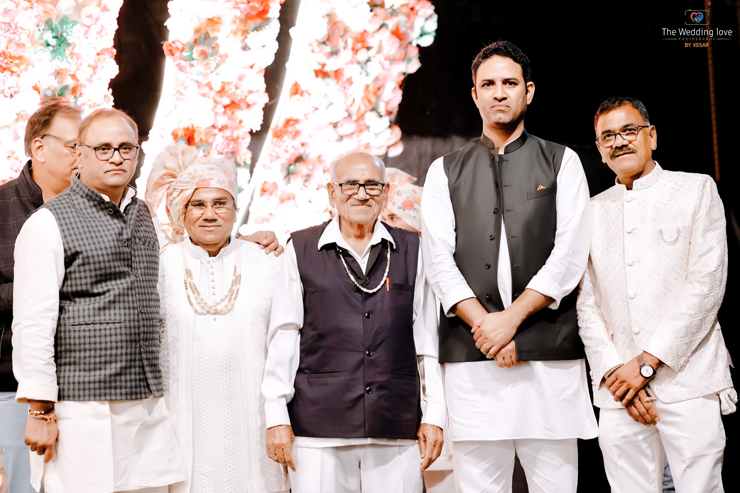 कृषि महाविद्यालय इंदौर के पूर्व छात्रों की ऐतिहासिक पुनर्मिलन: दिलीप डंडीर के स्नेहपूर्ण आयोजन में रजत और शिवानी का भव्य विवाह