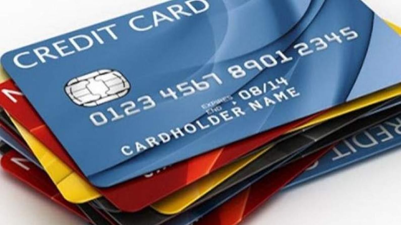 Credit card limit: क्या बैंक ने घटा दी है क्रेडिट कार्ड की लिमिट? परेशान हुए बिना तुरंत करें ये काम