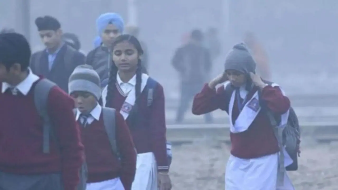 School Holiday : छात्रों के लिए खुशखबरी, फिर घोषित हुए अवकाश, जाने कितने दिन बंद रहेंगे स्कूल?
