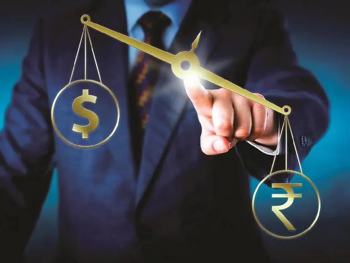 डॉलर के मुकाबले लगातार कमजोर हो रहा रुपया, अब तक के रिकॉर्ड निचले स्तर पर पहुंचा, US फेड के फैसले से लगा तगड़ा झटका