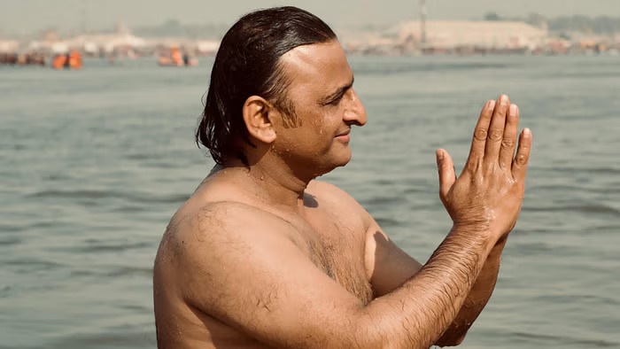 महाकुंभ में डुबकी लगाकर सुर्खियों में आए अखिलेश, BJP ने कसा तंज, कह दी ये बात