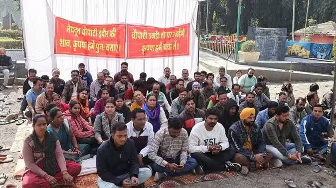इंदौर के मेघदूत चौपाटी पर बच्चों और महिलाओं का धरना, चौथे दिन भी नहीं मिला कोई सहयोग
