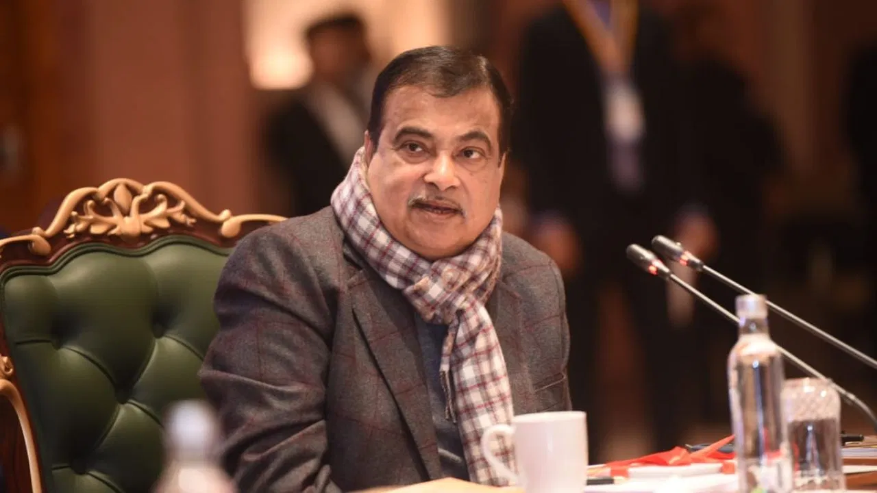 नितिन गडकरी ने लॉन्च किया ड्राइविंग ट्रेनिंग पॉलिसी, 8 घंटे से ज्यादा गाड़ी नहीं चला पाएंगे ड्राइवर